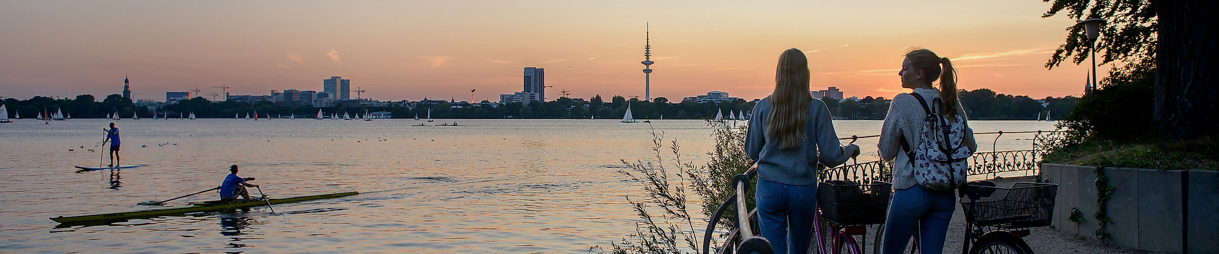 Sonnenuntergang über der Alster in Hamburg