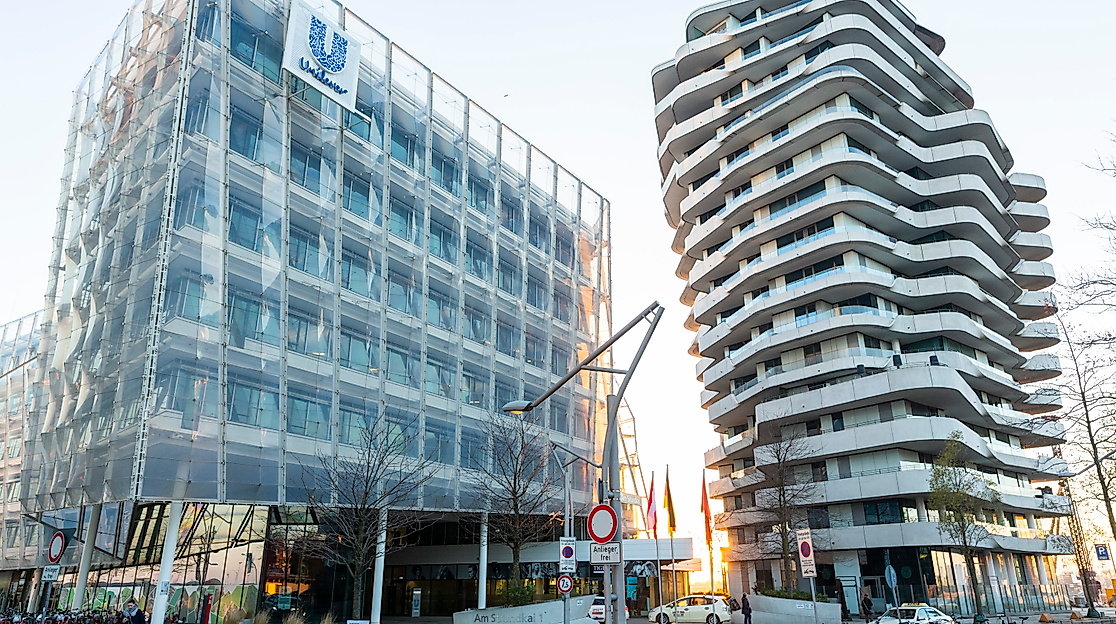 Unilever-Haus und Marc O’Polo Tower in der HafenCity Hamburg mit moderner Architektur und Vorplatz