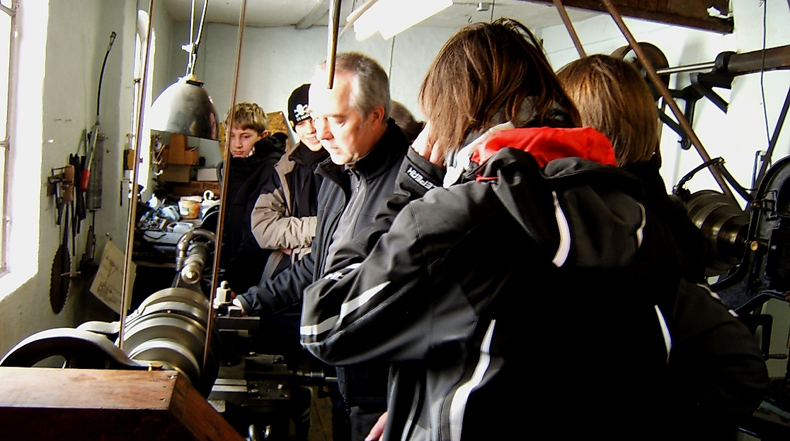 Besucher in der historischen Betriebsschlosserei der ehemaligen Drahtstifte-Fabrik, 2011