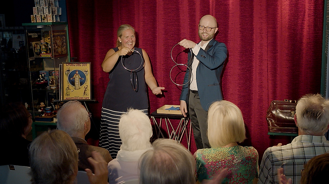 Publikumsmoment mit Zuschauerin und Magier