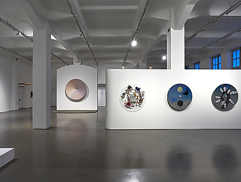 Installationsansicht Between Stars and Signals, Kunsthaus Hamburg 2025, Foto: Antje Sauer; mit Werken von Katie Paterson und Agnieszka Polska