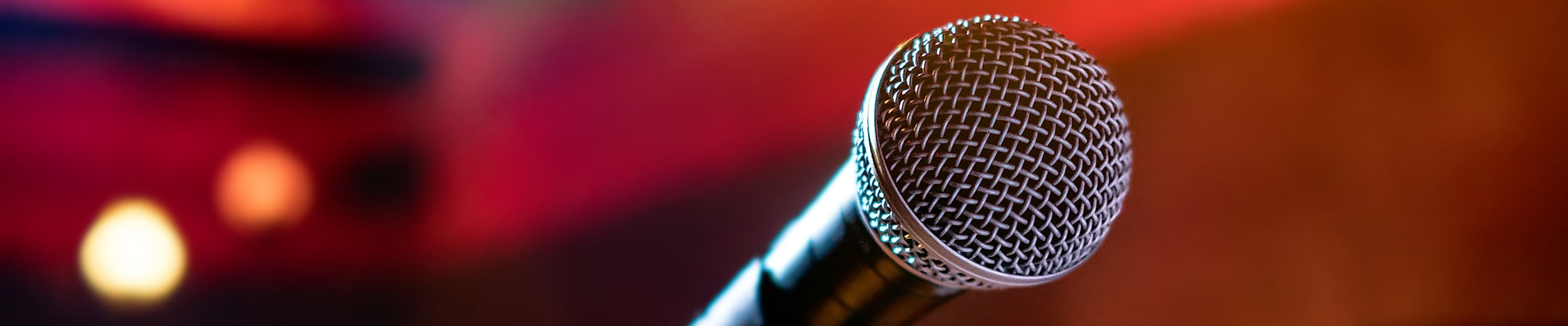 Mikrofon auf Bühne im Scheinwerferlicht – stimmungsvolle Szene aus einer Hamburger Karaokebar