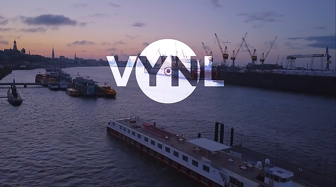 Abendliche Hafenansicht mit Musiksymbol und „VYNL“-Logo