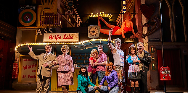 Szenenbild Heiße Ecke: Viele Menschen in Kostümen vor der Theke der Heißen Bar