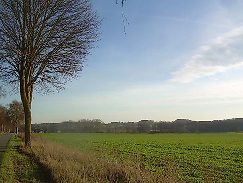 Kirche, Café, Hügelgräber