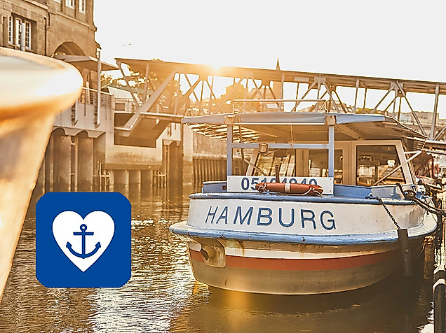 Kleines Boot in Hamburger Barkasse mit Aufschrift Hamburg: Hafenliebe Upgrade