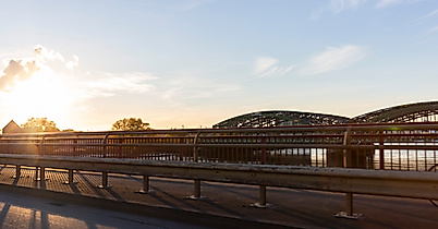 Elbbrücken zwischen Wilhelmsburg und Veddel in Hamburg im Sonnenlicht mit Gleisen und Wasser im Vordergrund