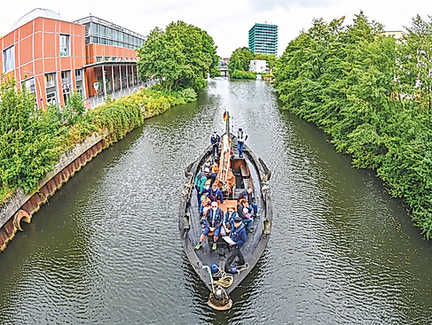 Uns Ewer auf dem Bergedorfer Schleusenkanal