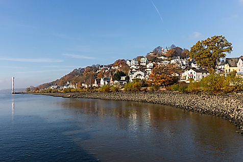 Herbstlicher Blick auf das Treppenviertel in Hamburg-Blankenese mit Elbufer und Leuchtturm