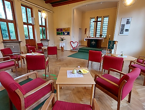 Kirchsaal Hagen mit Sesseln und Tischen bestückt