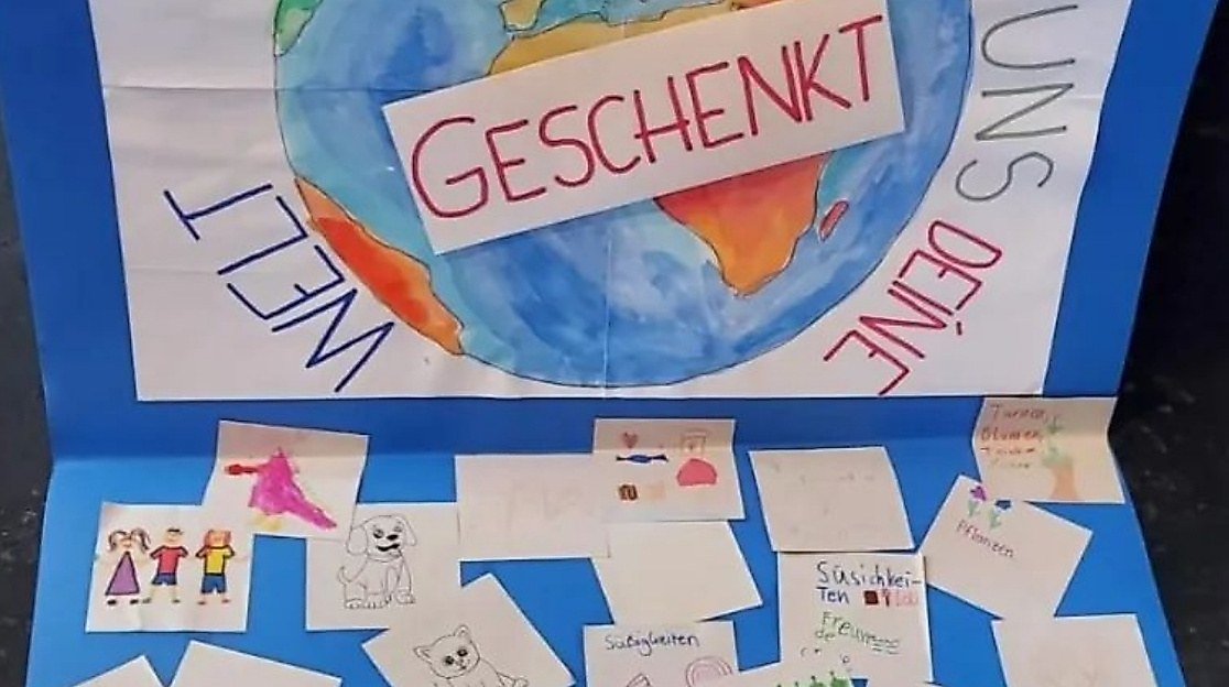 Welt mit Text drumherum `Du hast uns die Welt geschenkt`