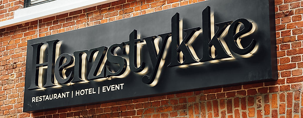 Herzstykke Schild an Backsteinwand