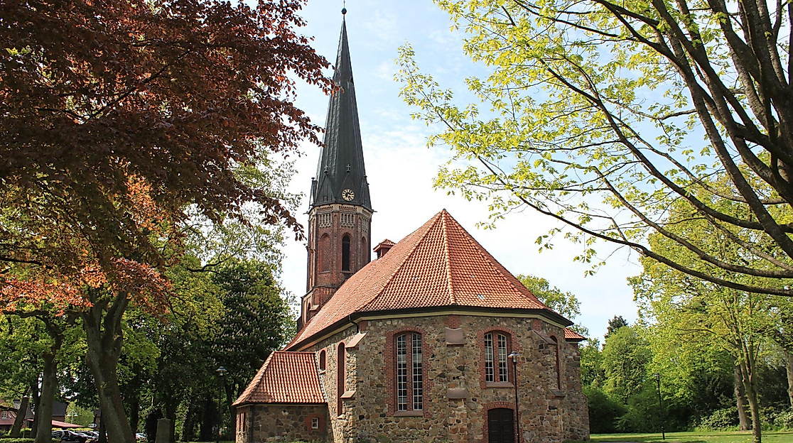 Wie aus Feldsteinen die Peter und Paul-Kirche wurde