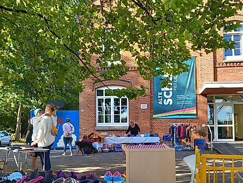 Flohmarkt auf dem ehemaligen Schulhof in Petersdorf auf Fehmarn