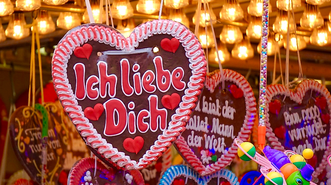 Lebkuchenherzen am Süßwarenstand.