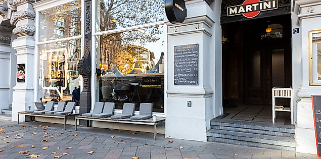Außenansicht der Erste Liebe Bar an der Michaelisbrücke in Hamburg mit großen Fenstern und Sitzbereich