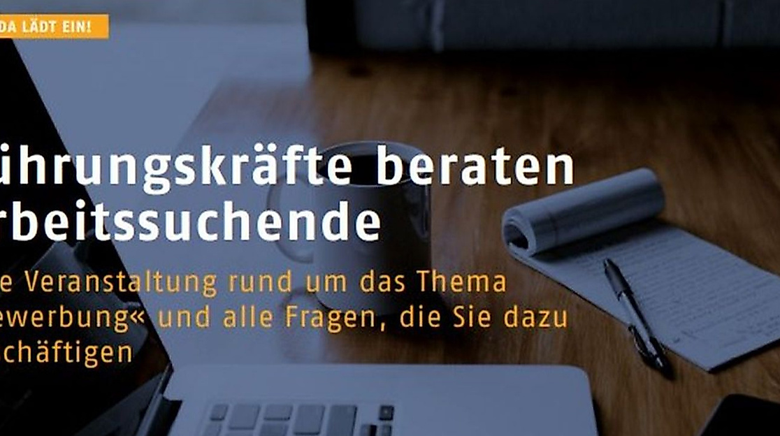 Ein Laptop, ein Notizblock und ein Stift liegen auf einer Tischplatte.