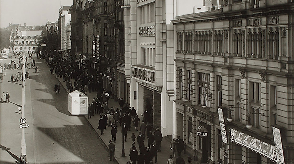 Blick auf den Spielbudenplatz um 1930