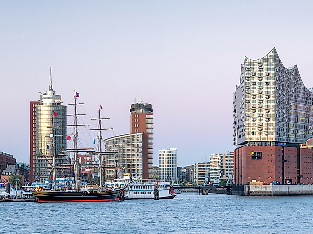 Hamburg Skyline mit Elbphilharmonie und Michel von der gegenüberliegenden Elbseite