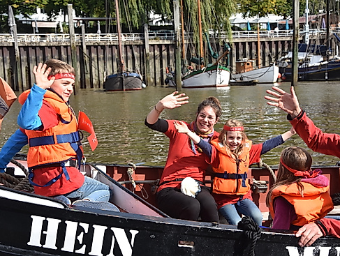 Plastikmüll sammeln zu Wasser und an Land - besonders für die Kinder ein Erlebnis!