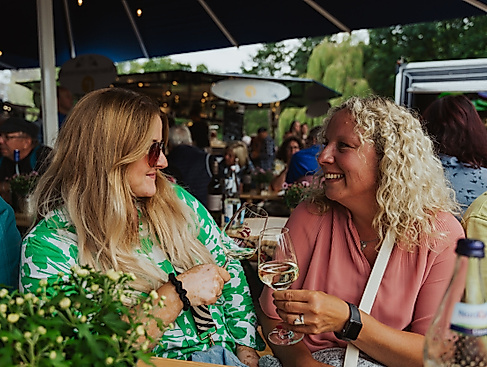 scharbeutzer-weinfest-2024-frauen-stoessen-an-talb-joelle-doernath