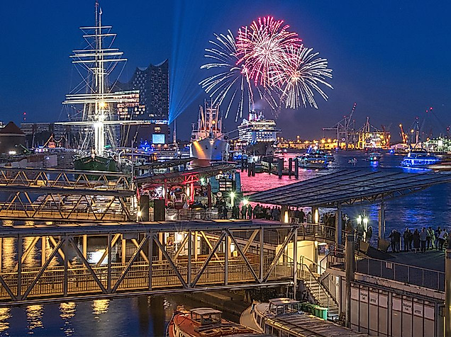 Reisepaket: Feuerwerksfahrt Hafen Hamburg