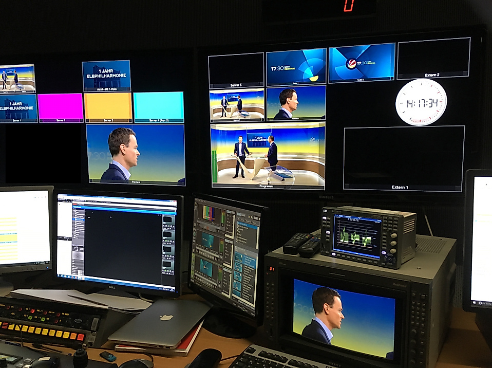 Blick ins Aufnahmestudio mit Regiepult und Monitoren während eines Interviews mit Michael Otremba.
