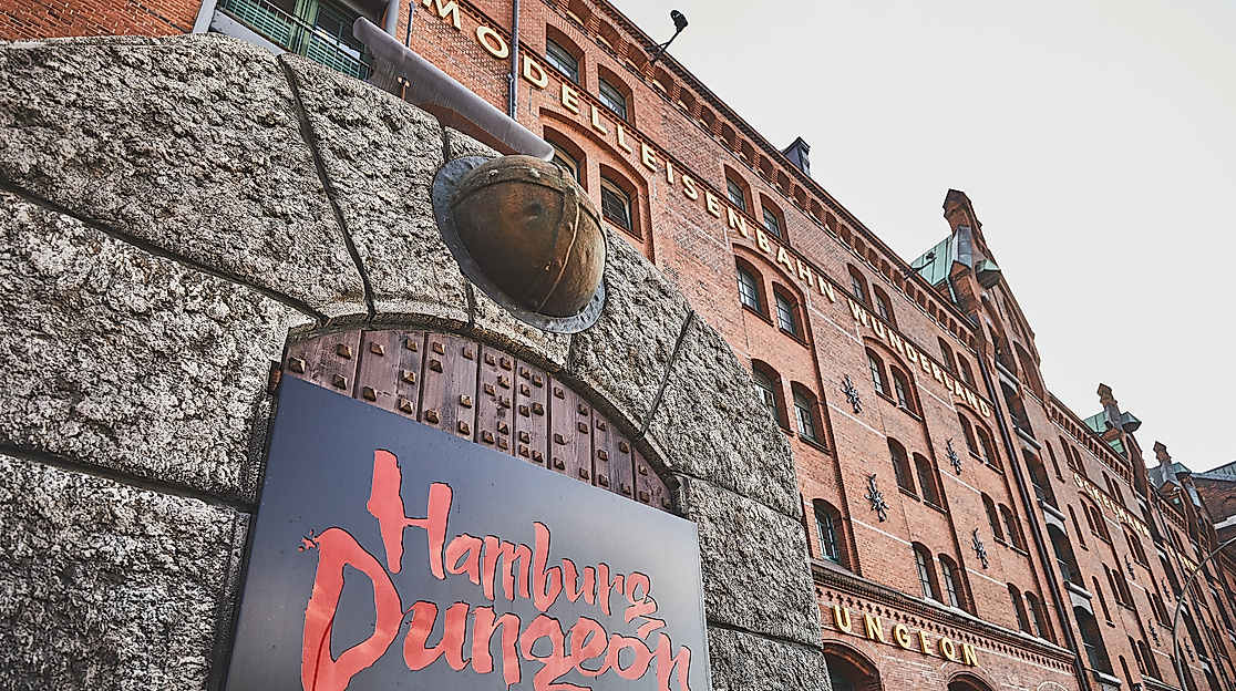 Backsteinfassade des Hamburg Dungeon mit Eingangsschild und gruseliger Dekoration