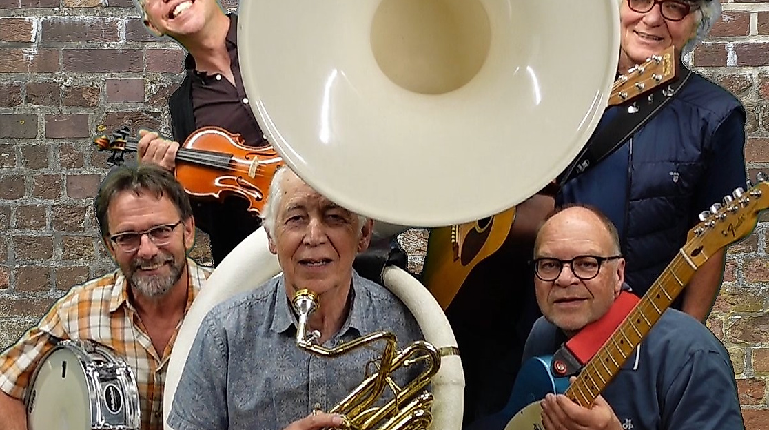 Musikergruppe vor Backsteinmauer