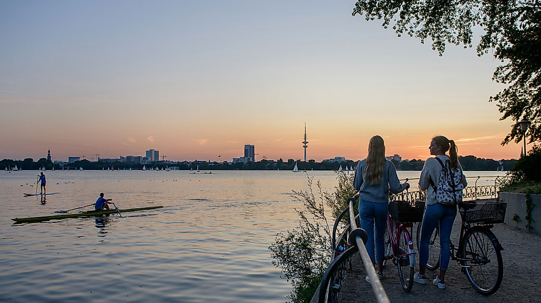 Fahrradfahren an der Binnenalster in der Dämmerung