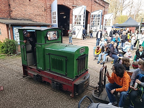 Bildunterschrift: Im Eisenbahnmuseum Lokschuppen Aumühle wartet die kleine Feldbahn auf kleine wie große Mitfahrer und Mitfahrerinnen. (Foto: VVM)