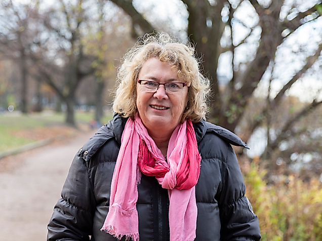 Frau mit rosa Schal im herbstlichen Park im Hamburger Süden