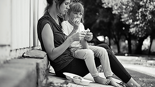 Armut in Hamburg - Alleinerziehende Frau mit Kind