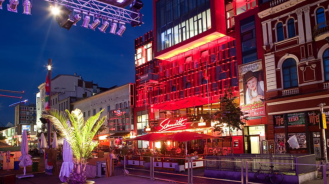 Abendstimmung auf der Reeperbahn mit dem rot beleuchteten Schmidt Theater und bunten Lichtern
