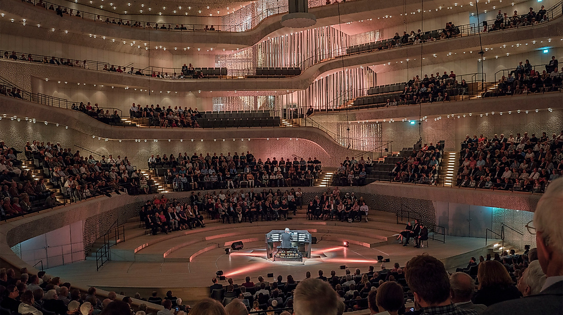 Konzert im großen Saal der Elbphilharmonie, vollbesetzte Ränge beim InterMusikfest 