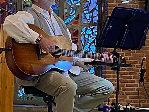 Stefan Heimers mit Gitarre in St. Gabriel Volksdorf