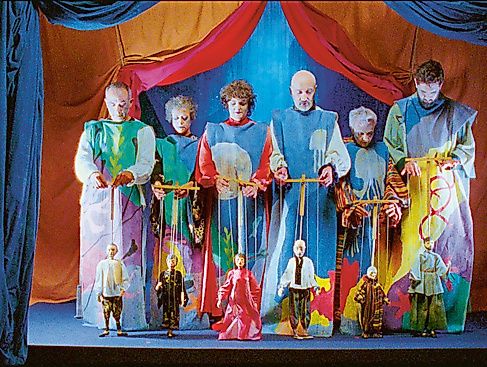 Ulla von Brandenburg: Un bal sous l'eau (Under Water Ball), 2023, courtesy of the artist and Art : Concept, Paris; Galerie Meyer Riegger, Berlin/Karlsruhe; Pilar Corrias Gallery, London; Produzentengalerie Hamburg