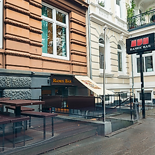  Ramen Bar in Hamburg-Eimsbüttel mit Außenbestuhlung vor Altbaufassade an regennasser Straße