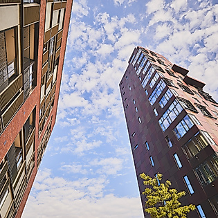 Moderne Architektur am Überseeboulevard in der HafenCity Hamburg mit Blick in den Himmel zwischen zwei Gebäuden