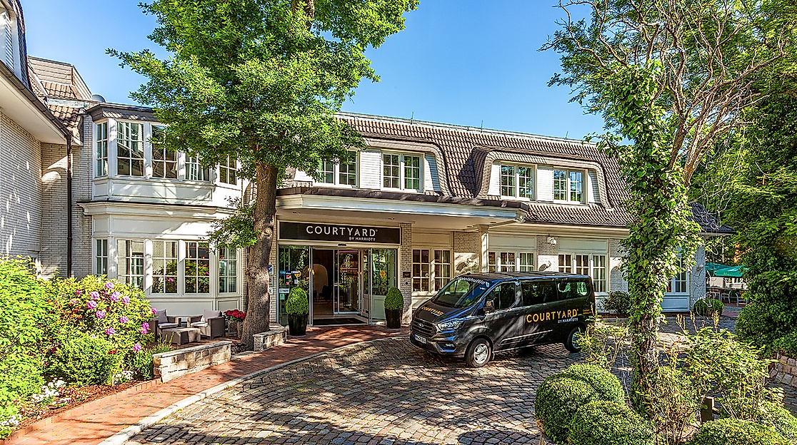 Aussenansicht bei Tag mit Shuttle