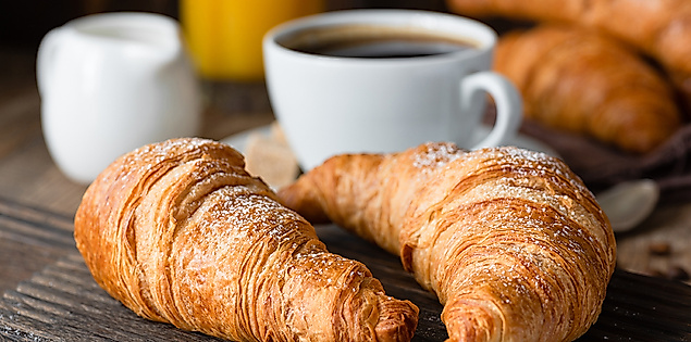 Croissant und Kaffee