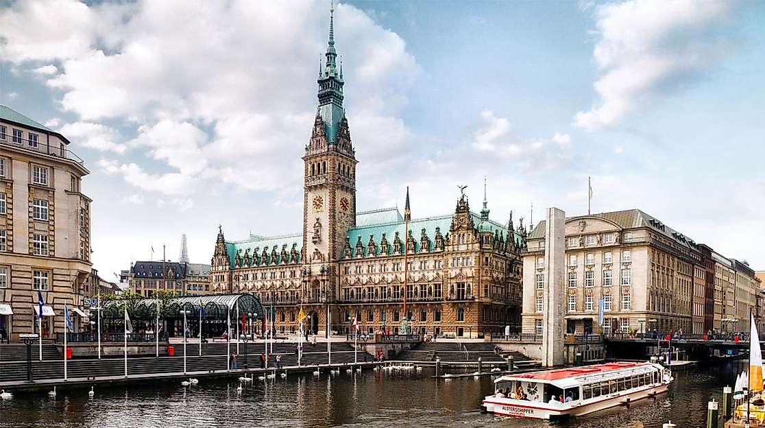 Rathaus Hamburg mit Kleiner Alster und Alsterdampfer und Rathausschleuse