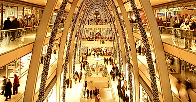Festlich beleuchtete Europapassage mit Weihnachtsdekoration und Besuchern in der Adventszeit