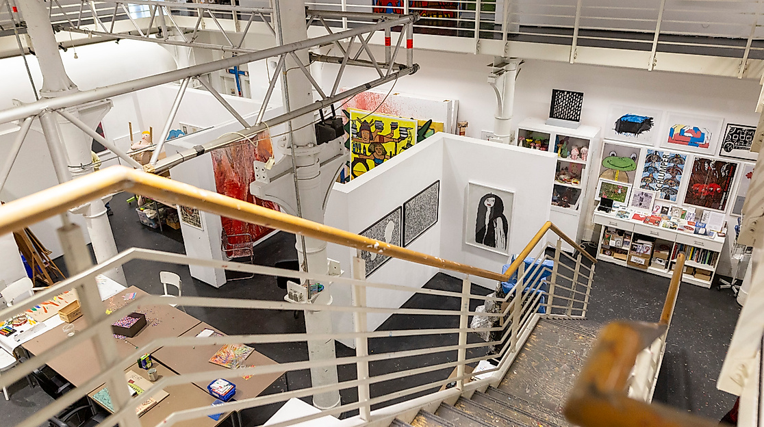 Treppenhaus eines Atelier der Schlumper in Hamburg mit Kunstwerken, Plakaten und kreativer Galerieatmosphäre