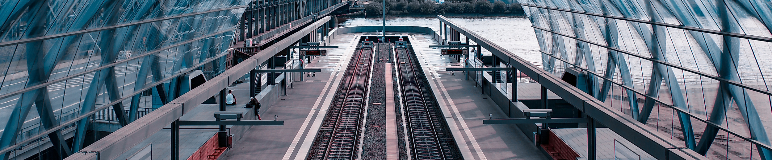 U-Bahnhof Elbbrücken mit gläserner Kuppelarchitektur und Blick auf die Gleise Richtung Hafen