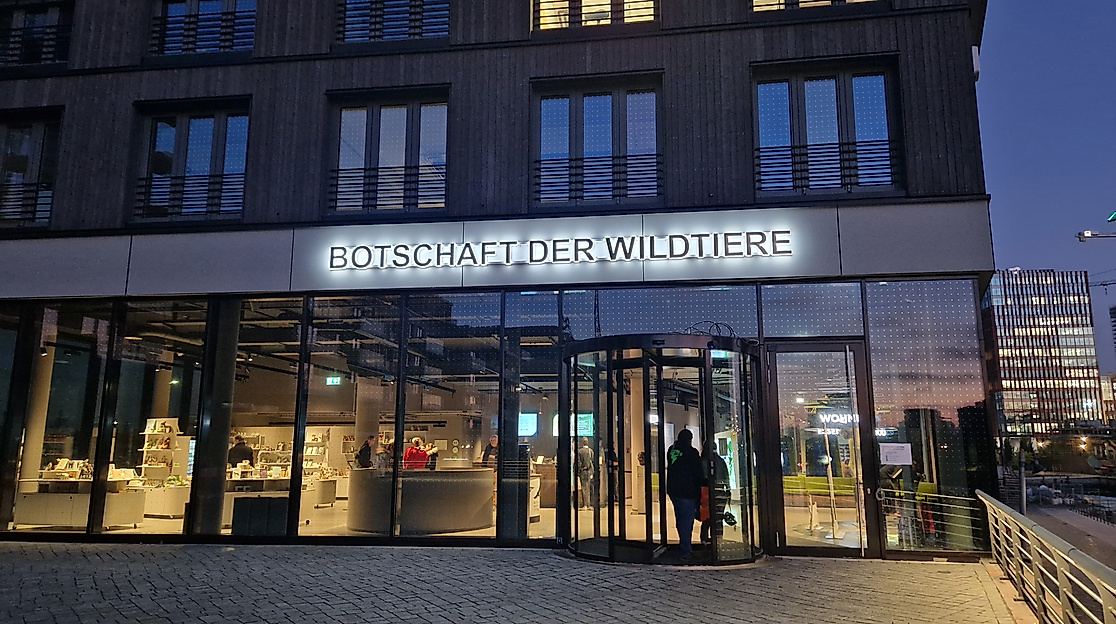 Botschaft der Wildtier Eingang bei Nacht