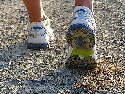 running-shoes-2661560_1280