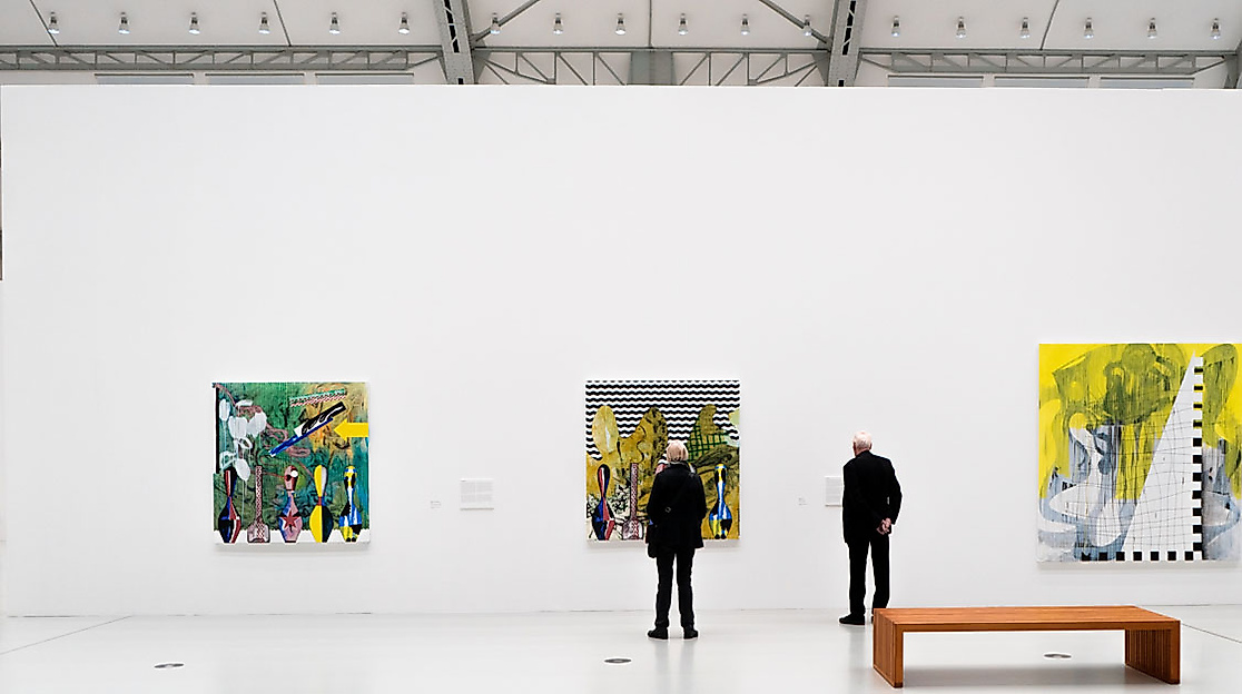 Zwei Personen betrachten zeitgenössische Kunstwerke in der lichtdurchfluteten Ausstellungshalle der Deichtorhallen Hamburg