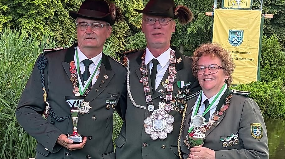 Schützenkönig Dirk I. freut sich mit Ritter Craig und Ritterin Claudia auf das Schützenfest 2027