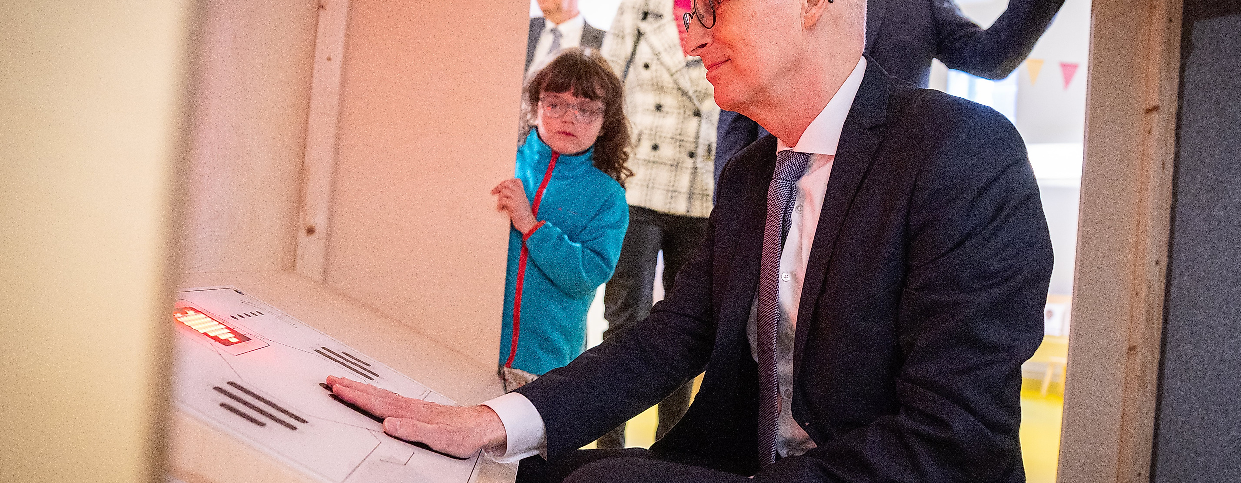 Peter Tschentscher close up in Ausstellung-Credit Senatskanzelei